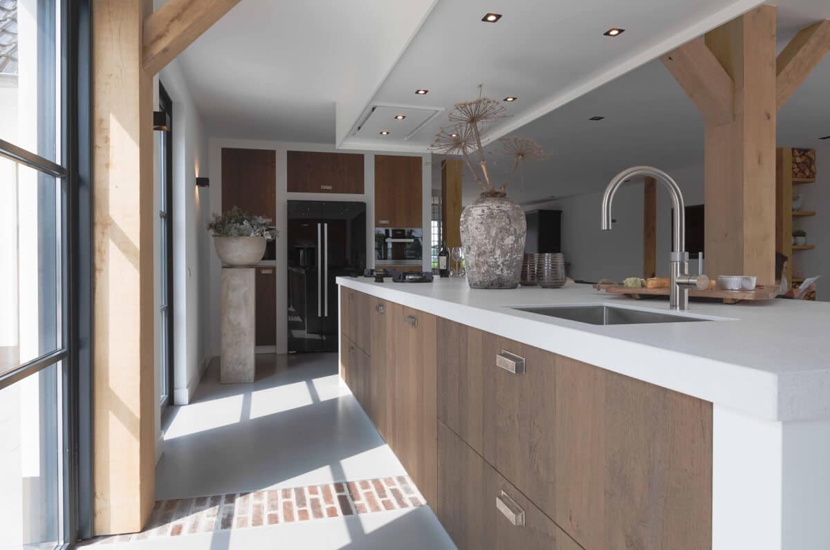 Impressie van een duurzame eiken houten keuken met eiland.