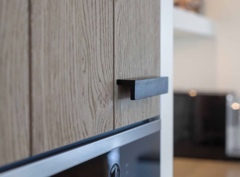 Geborsteld eiken fineer keukenkast 90