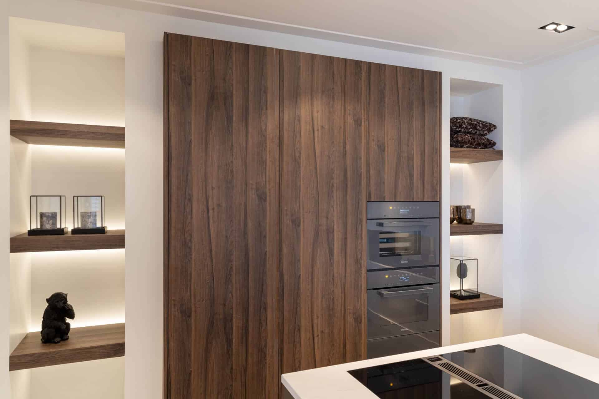 Moderne keuken met donker noten front