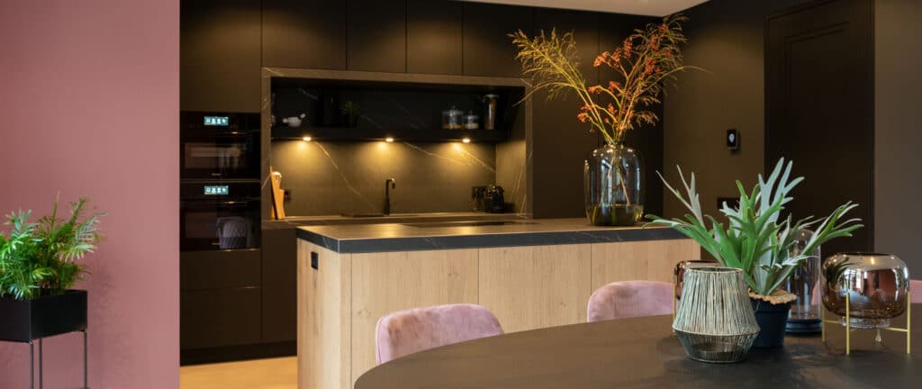 Moderne zwarte fenix keuken met eiken