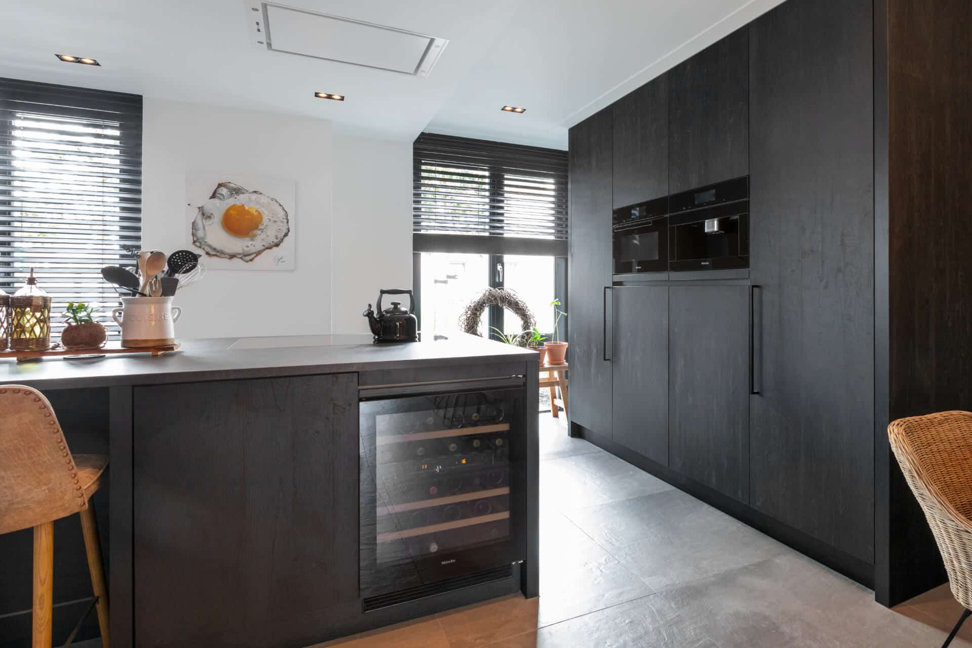 Zwarte moderne keuken miele apparatuur 5