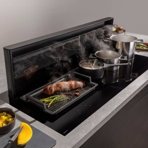 Impressie van een in werking zijnde Novy Panorama 120 kookplaat met afzuiging.