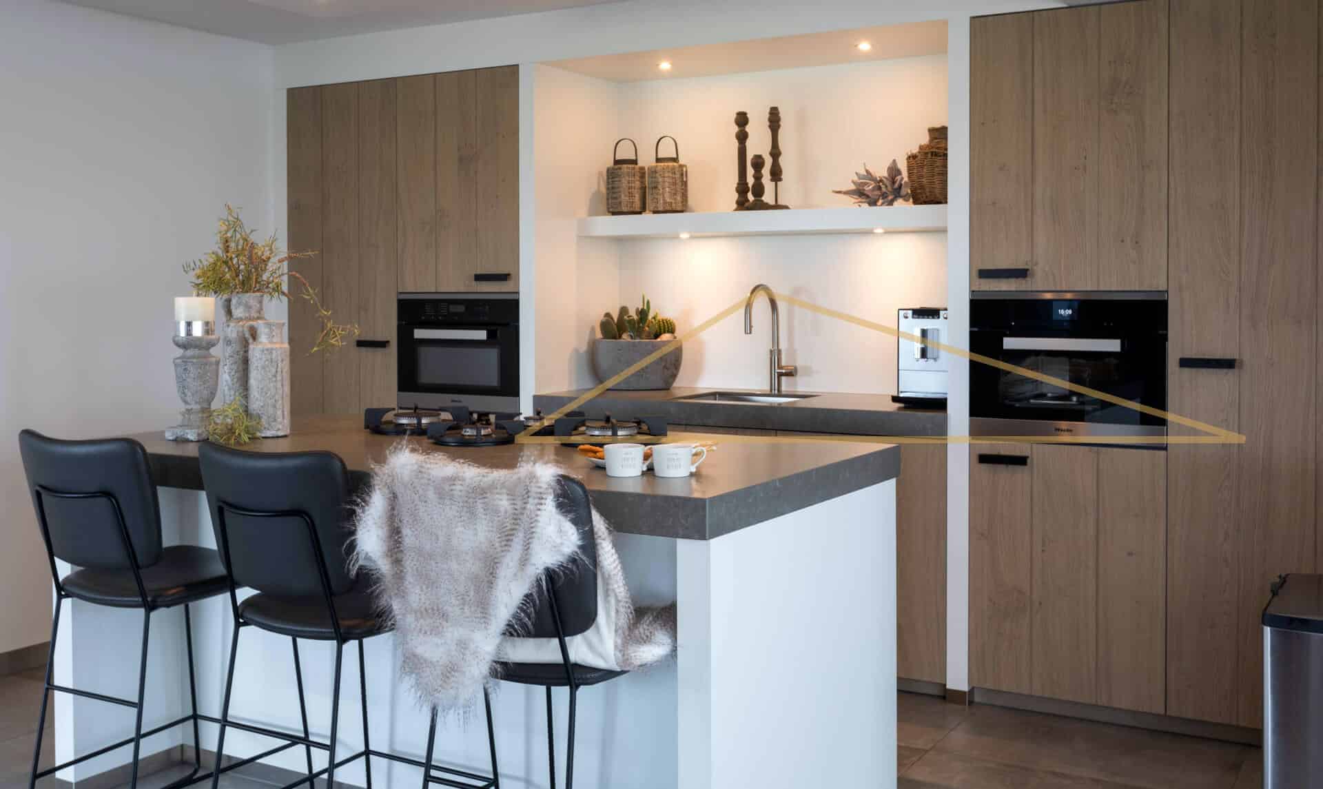 Impressie van een keuken, waarbij een goede keukendriehoek (kookplaat, spoelbak en koelkast op korte afstand van elkaar) wordt toegelicht.