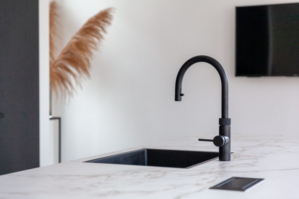 moderne keukens ruime zwart houten keuken met kookeiland drent van ginkel keukens 3