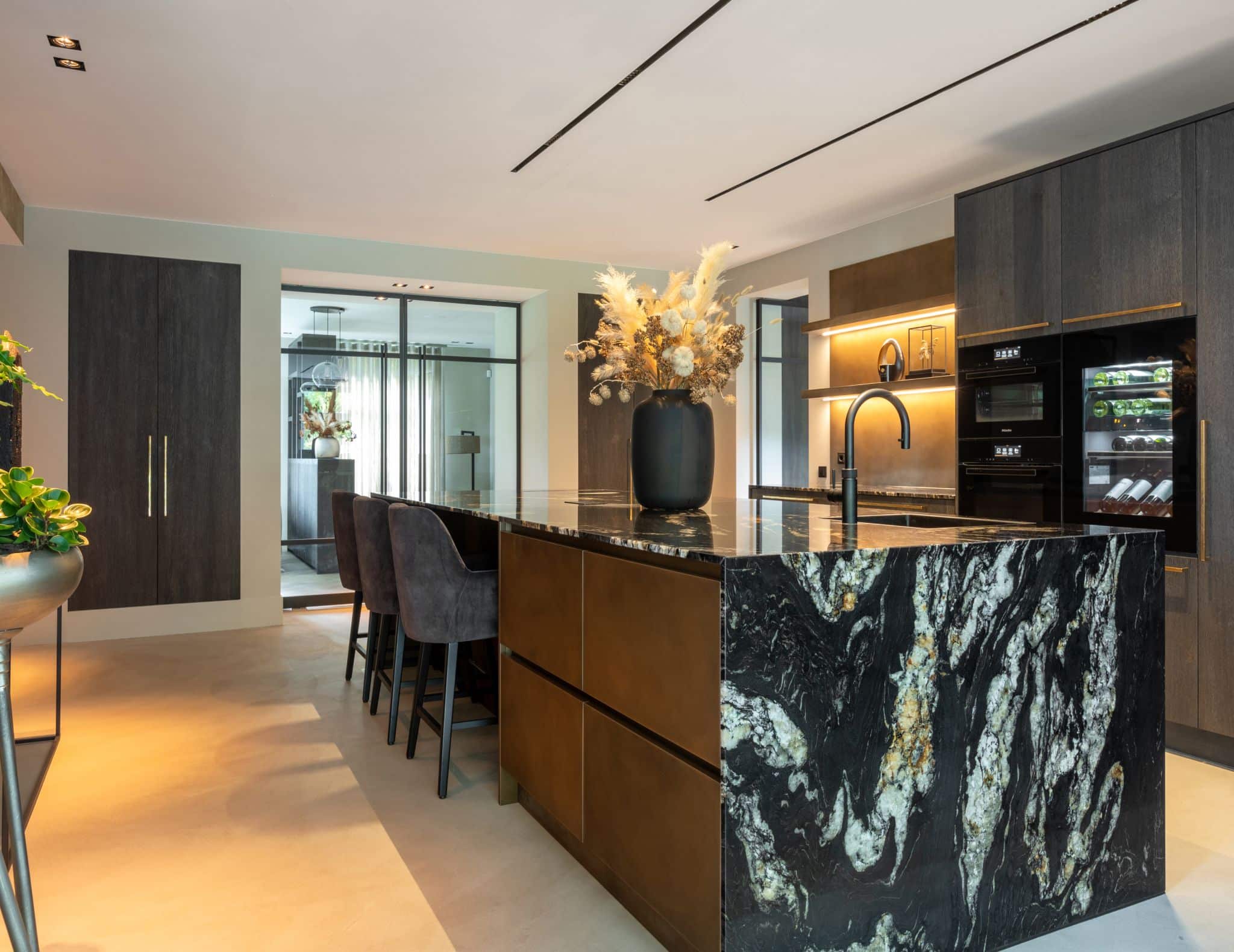 Luxe hotel chique keuken in warme tinten 1