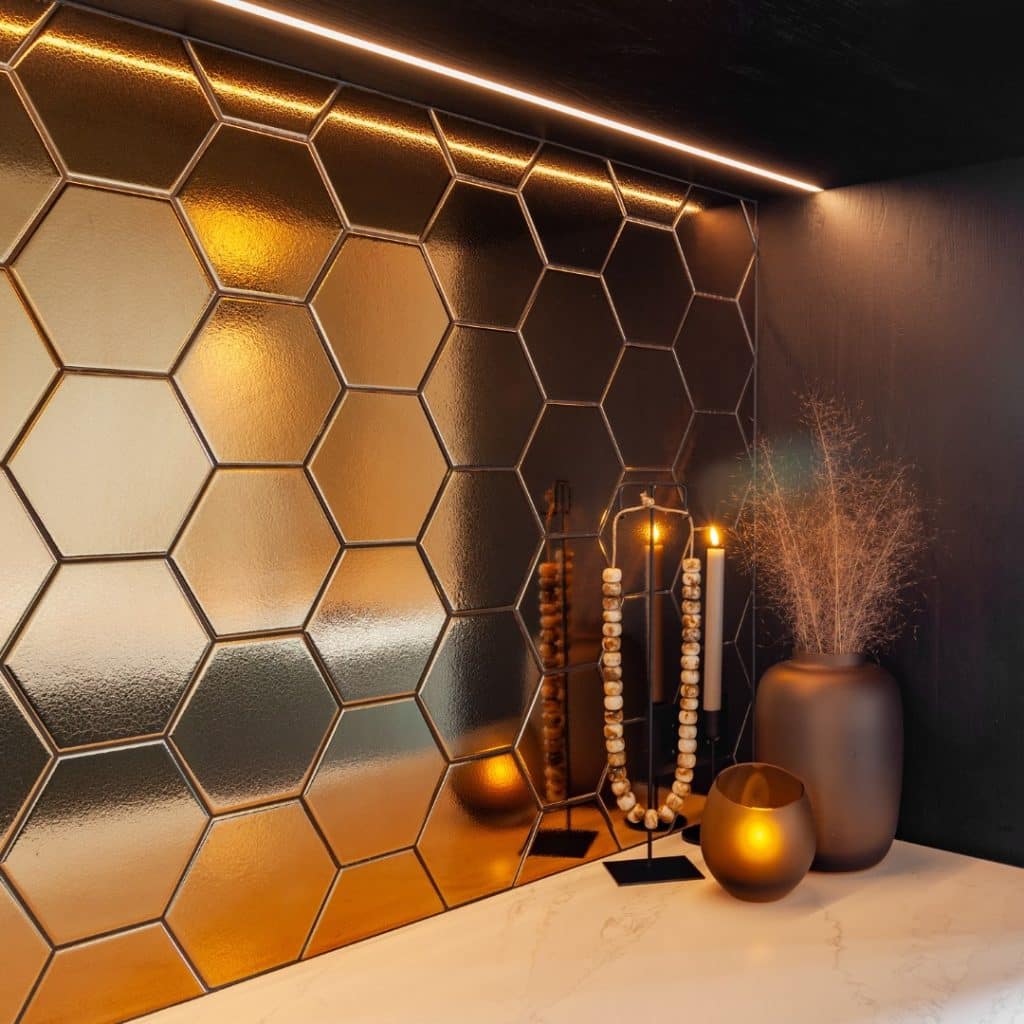 Gouden hexagon tegels op keuken achterwand