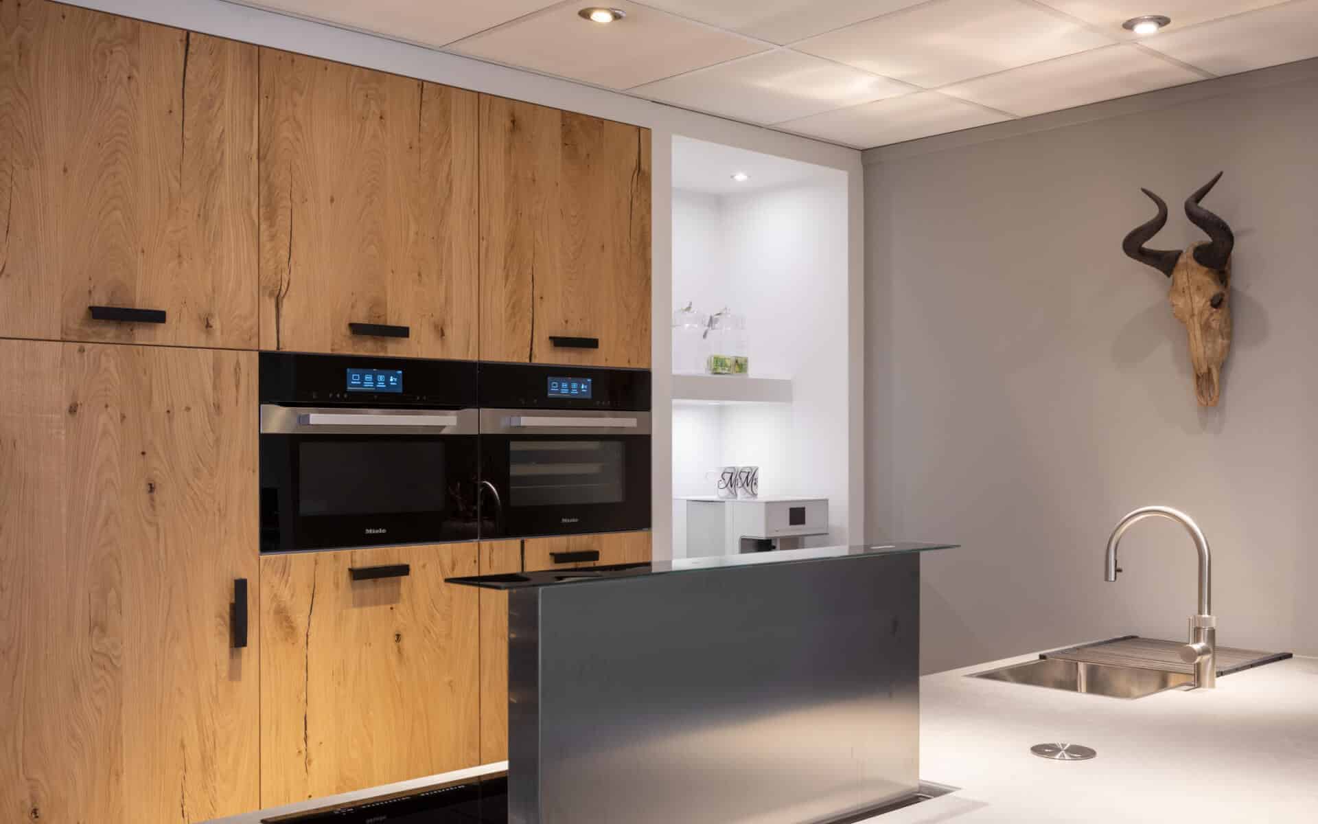 Impressie van een Scandinavische keuken met energiezuinige Miele keukenapparatuur.