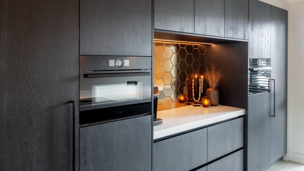 Zwarte houten keuken met marmer composiet