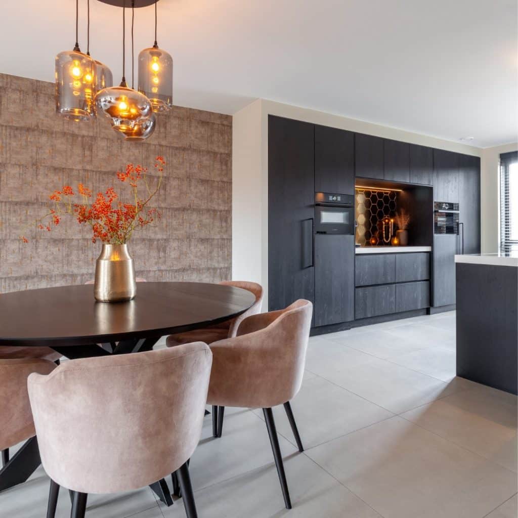 Zwarte keuken met hout en marmer in Barneveld