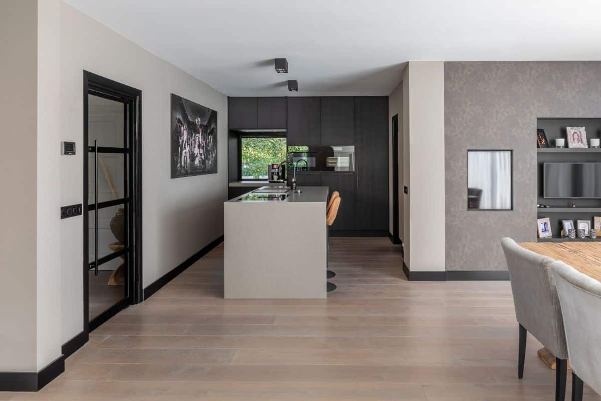 Impressie van een smalle keuken met een kookeiland.