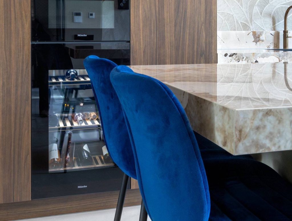 walnoot keuken met dekton khalo werkblad van ginkel keukens 12 walnoot keukenkast, dekton khalo werkblad en blauwe barstoelen