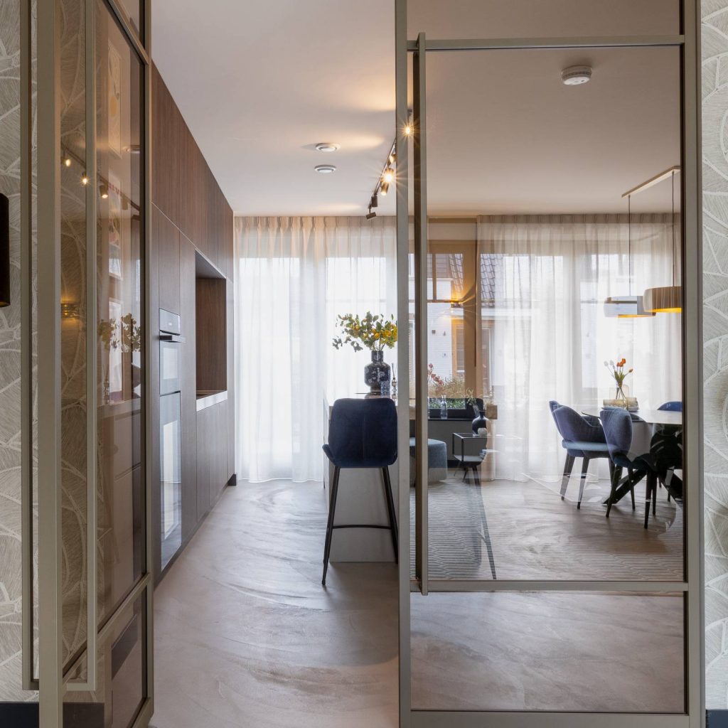 binnenkomst bij walnoot keuken met dekton khalo werkblad