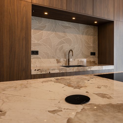 walnoot keukenkast met nis en kookeiland met dekton khalo werkblad