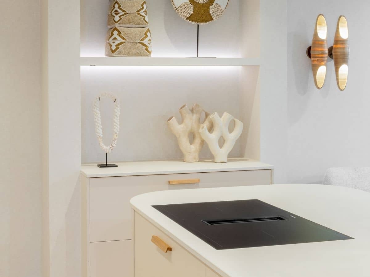 Impressie van een trendy keuken met een kookeiland voorzien van ronde hoeken.