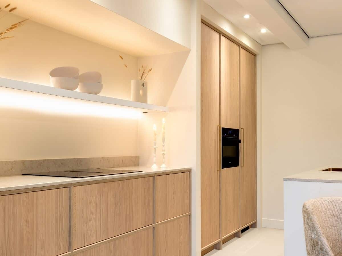 Impressie van een Japandi keuken, voorzien van een eettafel en lamp met organische vormen.