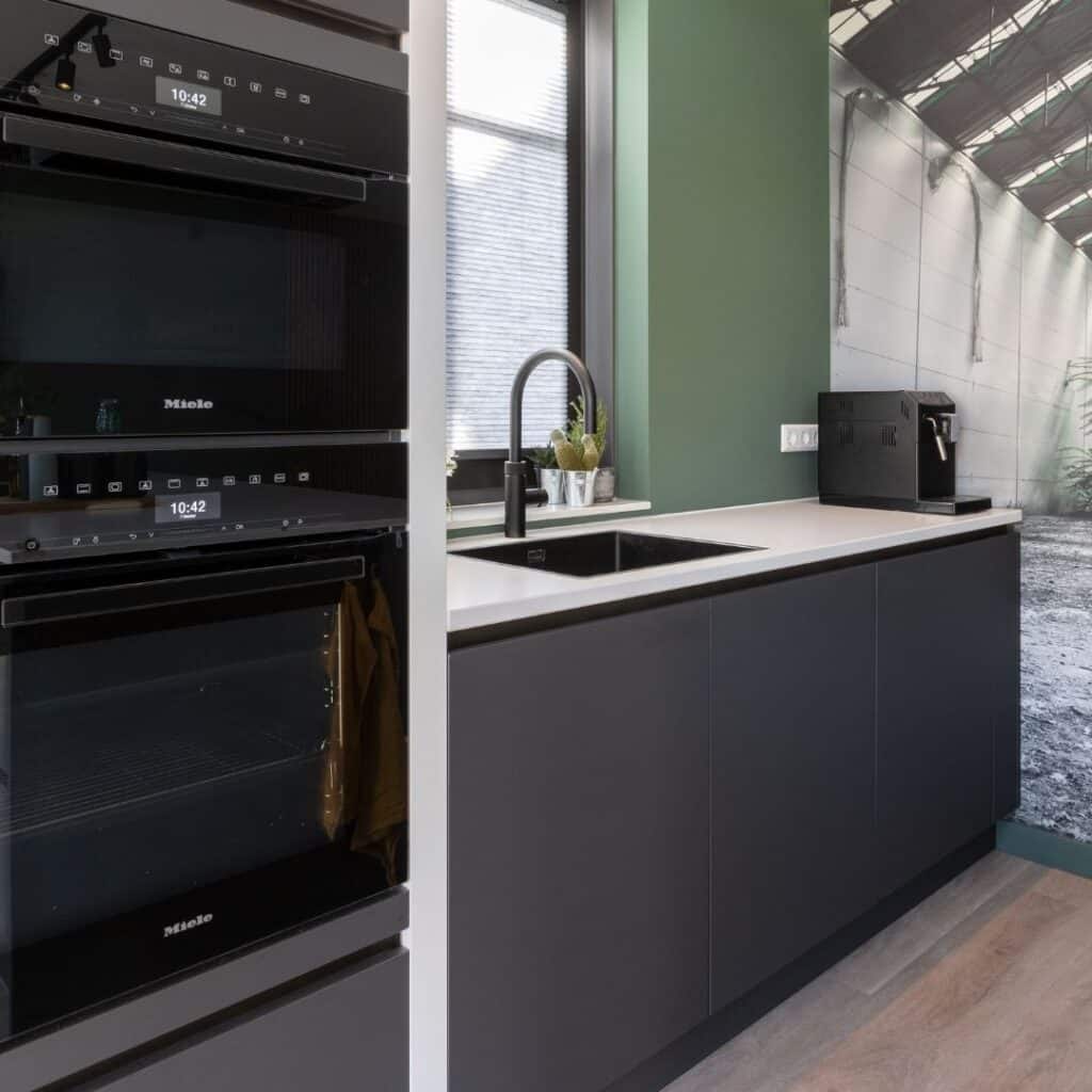 Moderne keuken met Miele ovens en een Quooker.