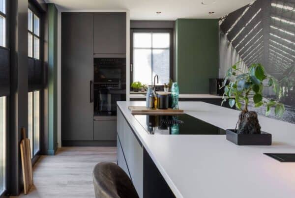 Moderne keuken met strakke meubels, natuurlijke invloeden en moderne keukenapparatuur.