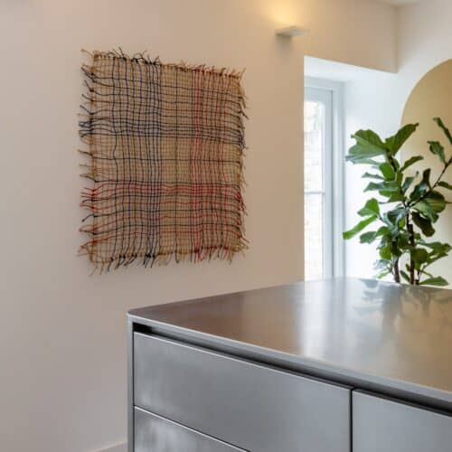 Impressie van een RVS schiereiland, voorzien van lades.