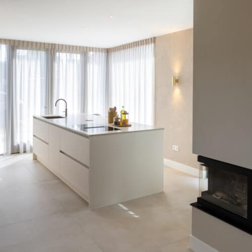 Japandi stijl keuken met groot kookeiland