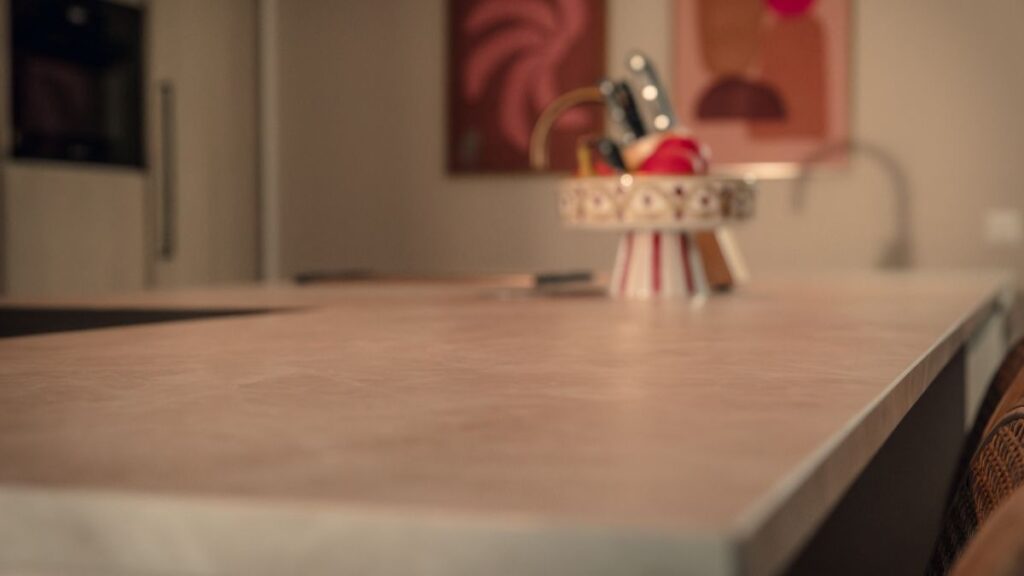 Warmroze leefkeuken met een vleugje Japandi21 Warmroze leefkeuken met een vleugje Japandi21