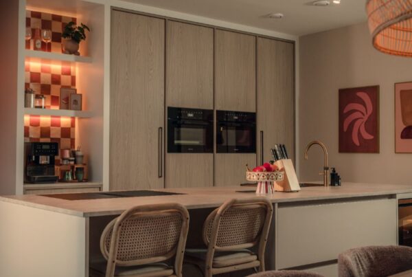 Warmroze leefkeuken met een vleugje Japandi23