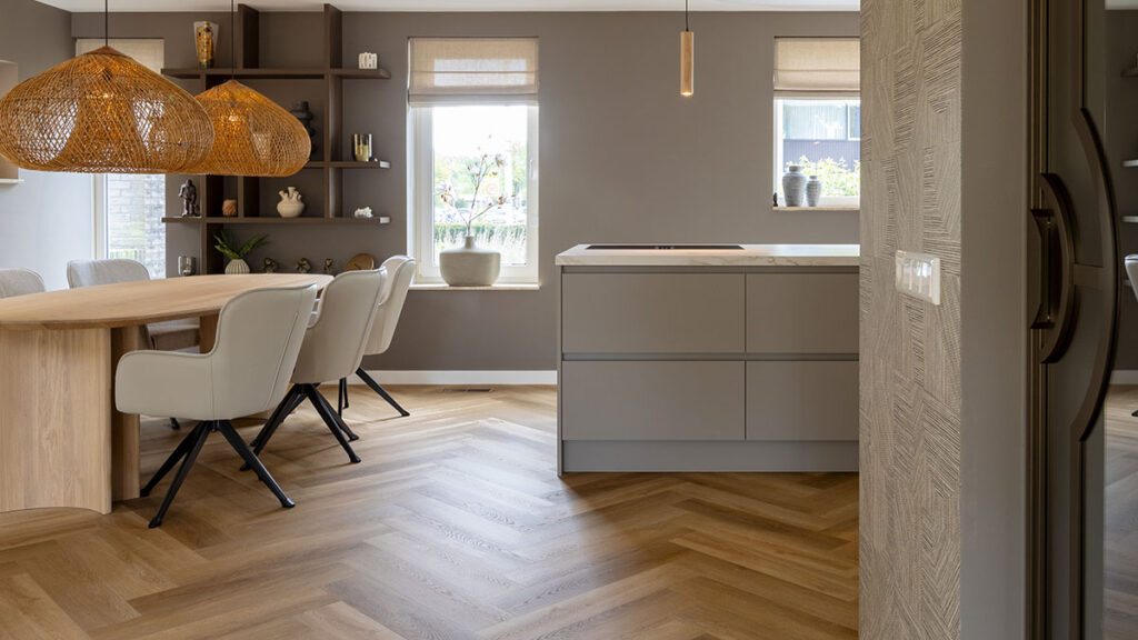 perfecte match taupe warm eiken brons 5 Taupe kookeiland met houten kastenwand